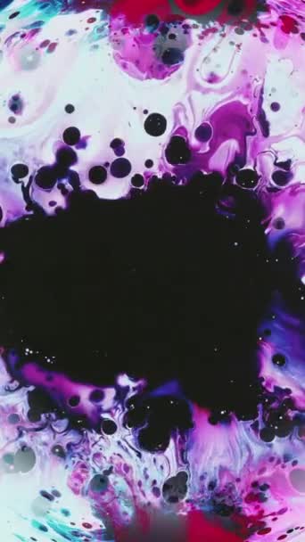 垂直ビデオ インクが落ちる ペイントスプラッシュ 表面に広がる紫色の黒い液体の混合物水彩空間抽象的な背景 — ストック動画