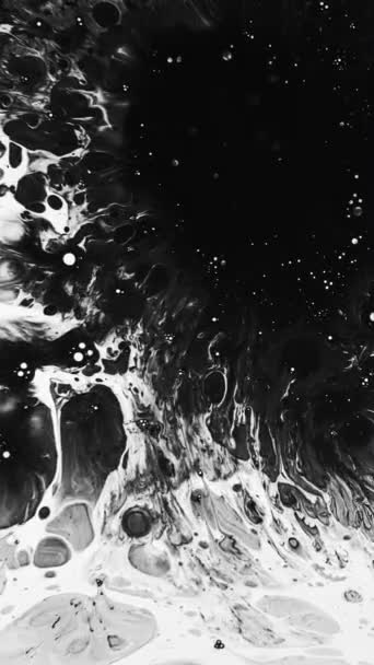 垂直录像 黑色墨水 流体爆炸 深色液体滴污迹在有自由空间的轻抽象背景上扩散 — 图库视频影像