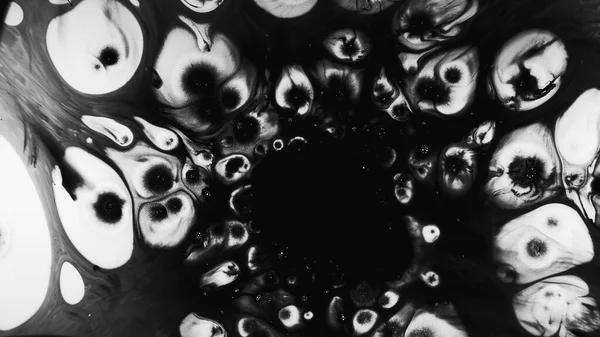 Černý Inkoust Umělá Hmota Tmavě Třpytivé Tekuté Skvrny Stříkající Vytváří — Stock fotografie