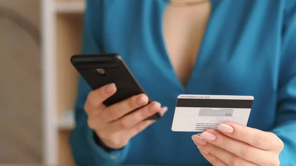 オンライン取引 電話銀行だ モバイルアプリでのキャッシュレス送金のためのお金の残高を確認する手にクレジットカードを持つ女性購入を確認 — ストック写真