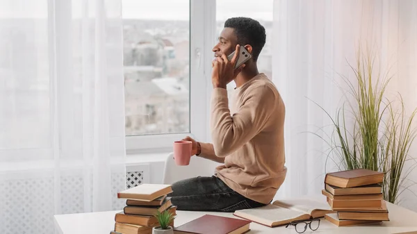 Telefonat Mobiles Gespräch Arbeitspause Glücklich Entzückter Mann Fenster Spricht Auf — Stockfoto