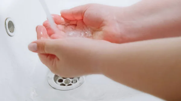 Mãos Limpas Prevenção Bactérias Higiene Viral Mulher Lavando Palmas Pele — Fotografia de Stock