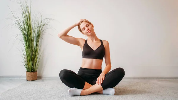 Home Yoga Morning Fitness Flexibility Training Relaxed Athletic Woman Stretching — Stock Photo, Image