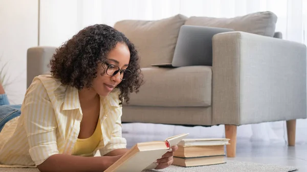 Kitap Eğleniyor Bilgi Rahatlık Evde Rahatla Huzurlu Bir Kadın Öğrenci — Stok fotoğraf