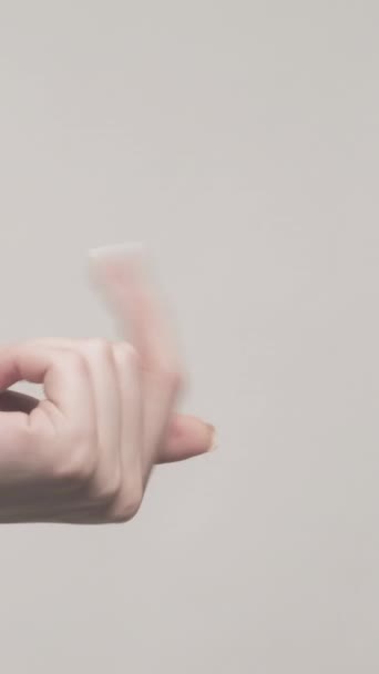 Vídeo Vertical Acenar Mão Isso Mulher Exigindo Produto Pedindo Desejado — Vídeo de Stock