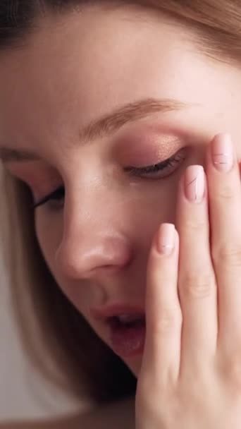 Vídeo Vertical Cuidados Faciais Creme Rugas Tratamento Cutâneo Sensível Manhã — Vídeo de Stock