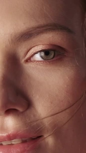 垂直录像 健康的脸化妆品护理 年轻自信的女人摸着洁白 润肤的面部肌肤 — 图库视频影像
