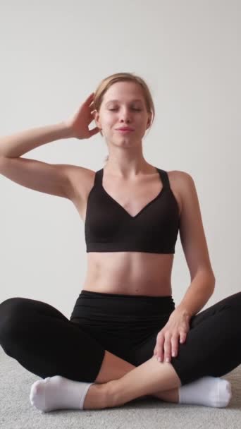 Vídeo Vertical Yoga Casa Bom Dia Treino Flexibilidade Relaxado Atlético — Vídeo de Stock