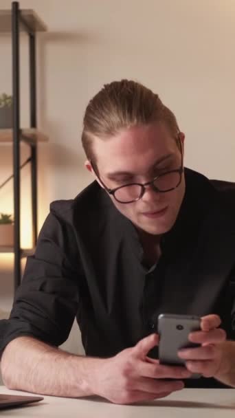 영상입니다 디지털 온라인 집에서 안경을 일하는 자신있는 이현대 사무실에서 노트북 — 비디오