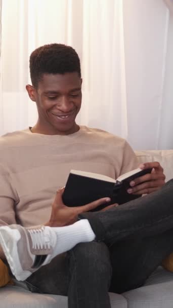 Вертикальне Відео Книжкове Дозвілля Домашнє Читання Будинок Розслабляється Щасливий Чоловік — стокове відео