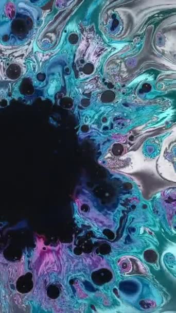 垂直录像 彩油飞溅 蓝色粉红绿色湿斑漂浮的肮脏飞溅油漆蔓延液体流动抽象动态背景 — 图库视频影像