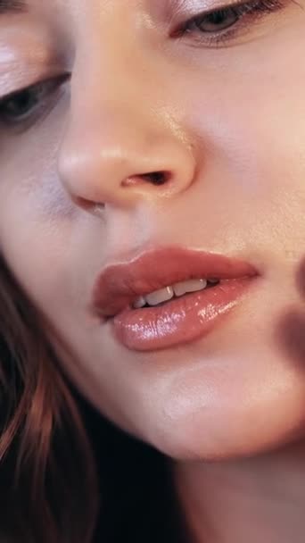 Vertikales Video Lippen Make Beauty Trends Plumpen Glanz Pflegebalsam Frau — Stockvideo