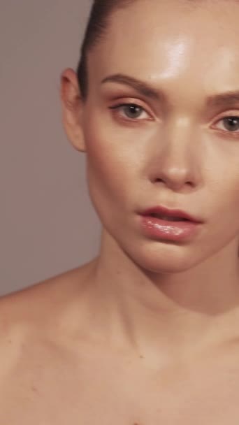 Függőleges Videó Divatmodell Életmód Szépségfotózás Magabiztos Meztelen Smink Sugárzó Arc — Stock videók