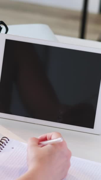 垂直录像 在线会议 虚拟会议 从事平板电脑项目的女商人 带着空白的黑色模拟屏幕 手握钢笔在办公桌前书写说明 — 图库视频影像