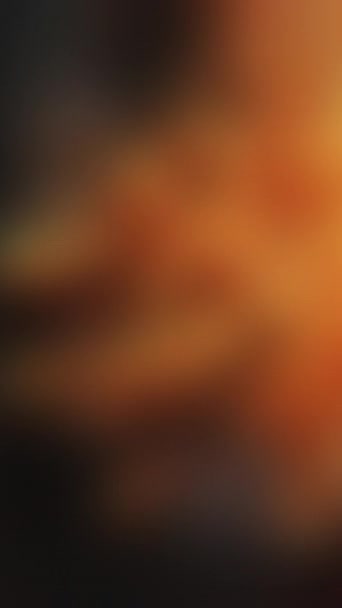 垂直ビデオ ぼかしの色滑らかな質感 暗い抽象的な空き領域の背景にあるオレンジ色の黒の光爆発雲の動き — ストック動画