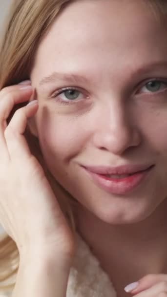 Verticale Video Huid Hydraterend Gezichtsverzorging Huidverzorging Goedemorgen Routine Gelukkig Glimlachen — Stockvideo