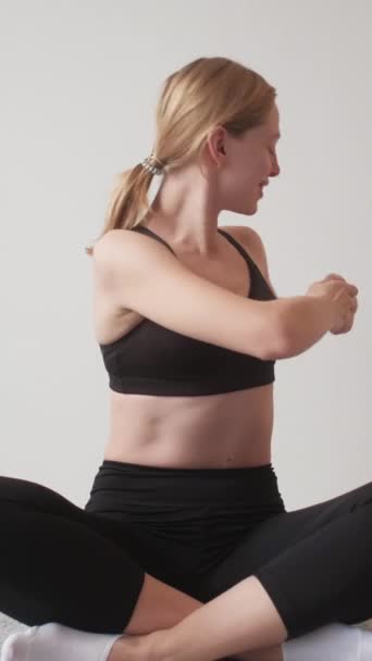 Vertikální Video Ranní Cvičení Domácí Fitness Vnitřní Sport Usmívající Atletická — Stock video