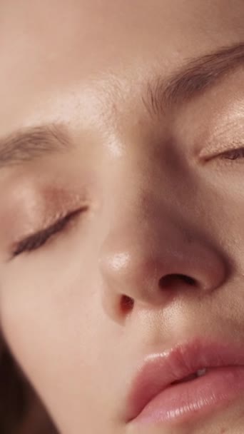 Vídeo Vertical Cuidado Facial Feminino Pele Macia Jovem Mulher Beleza — Vídeo de Stock