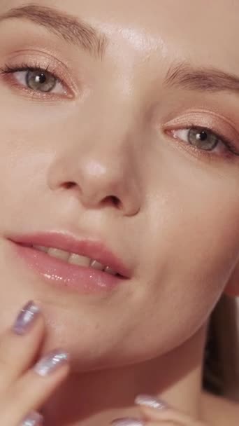 Video Vertikal Perawatan Kulit Selancar Kosmetologi Kesejahteraan Wajah Wanita Cantik — Stok Video
