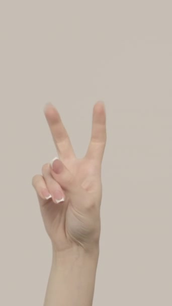 Вертикальне Відео Повітряні Лапки Жест Сарказма Набір Жіночої Руки Показує — стокове відео
