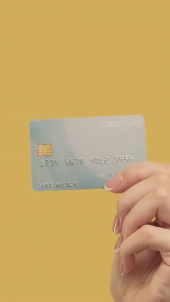 Vertikal Video Pengaöverföring Kontantbetalning Kvinna Hand Äta Kreditkort Med Dollar — Stockvideo