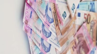 Dikey video. Nakit para. Yabancı para birimi. Küresel ekonomi Renkli Euro Amerikan Doları Hryvnia Kağıt banknot yığını beyaz arka planda.