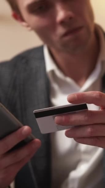 Вертикальное Видео Мобильный Банкинг Онлайн Транзакция Цифровые Платежи Уверенный Бизнесмен — стоковое видео