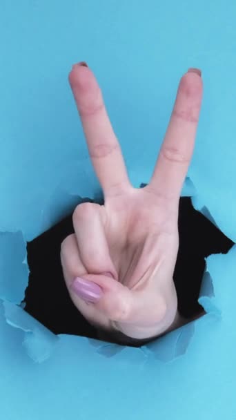 Κάθετο Βίντεο Νίκη Χειρονομία Ειρήνη Χαρά Γυναικείο Χέρι Δείχνει Πινακίδα — Αρχείο Βίντεο