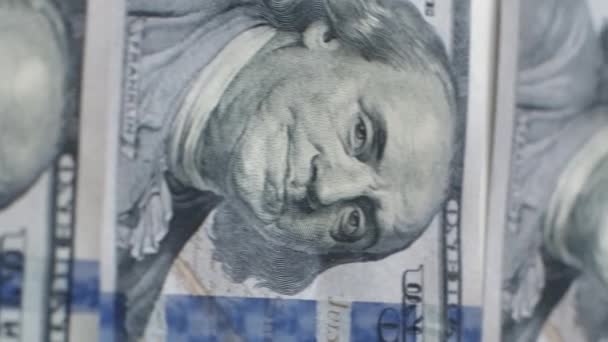垂直录像 资金背景 美元货币 全球经济 用本雅明 富兰克林肖像将100美元钞票现金堆在一起 — 图库视频影像