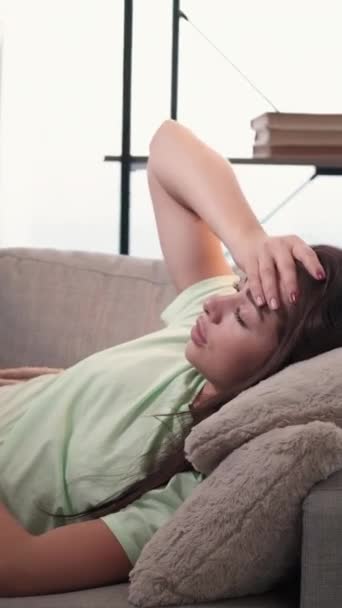 Pionowe Wideo Migrena Cierpi Chora Kobieta Wyczerpana Choroba Zmęczona Pani — Wideo stockowe