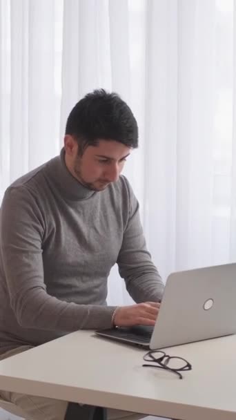 Vertikales Video Arbeitsstress Arbeitsüberlastung Geschäftsproblem Wütender Mann Wirft Unterlagen Laptop — Stockvideo