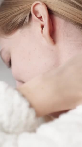 Vertikales Video Kurtherapie Morgenpflege Schönheitsroutine Seitenansicht Einer Entspannten Zufriedenen Blonden — Stockvideo