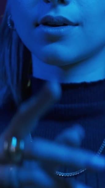 Dikey Video Bir Kadın Sırrı Sessiz Sessiz Parlak Neon Işıkta — Stok video