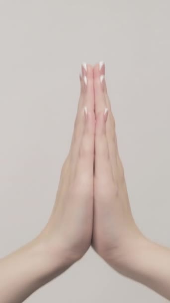 垂直ビデオ ジェスチャーを 手を物乞い 信仰の希望 許しへの感謝のために神を請う手グレーフリースペースの背景に隔離された女性 — ストック動画