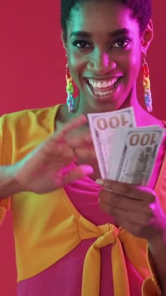 垂直ビデオ 金持ちはお金を無駄にする 億万長者の生活様式 ピンク色ネオンライト幸せな笑顔女性楽しんで捨てドル現金 — ストック動画