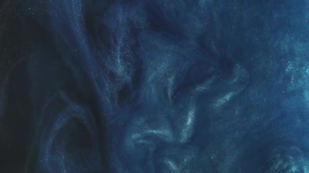 光る液体だ 水を塗れ インクスプラッシュ 海の嵐 青い色輝くチリ粒子煙雲渦運動暗い抽象的な背景 — ストック動画