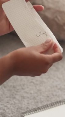 Dikey video. Kırık hayaller. Kişisel kriz. Kadın ellerinin kağıt yırtması, kaçırılan fırsatlardan bıkmış bir şekilde evde oturması..