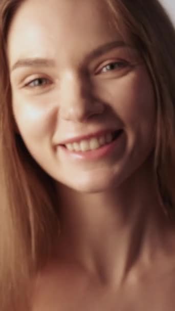 Vertikales Video Hautpflege Natürliches Gesicht Weibliches Wohlbefinden Glücklich Verspielt Lächelnde — Stockvideo
