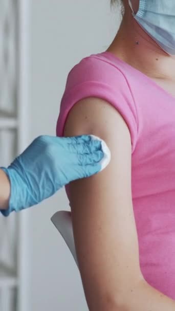 Verticale Video Covid Vaccinatie Intramusculaire Injectie Coronavirus Pandemie Verpleegkundige Hand — Stockvideo