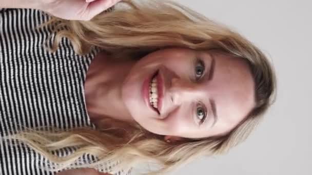 Függőleges Videó Sok Szerencsét Hűséges Őszinte Kívánság Ihletett Reményteljes Hölgy — Stock videók