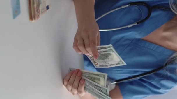 영상입니다 박사의 수없는 직장에서 미화로 지폐를 계산하는 — 비디오