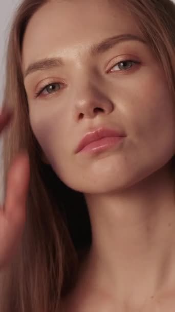 Vídeo Vertical Dermatología Facial Piel Perfecta Mujer Joven Confiada Juguetona — Vídeo de stock