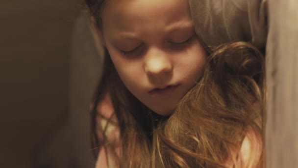 Vídeo Vertical Cuidados Mãe Criança Adormecida Descanso Mulher Cobrindo Calma — Vídeo de Stock