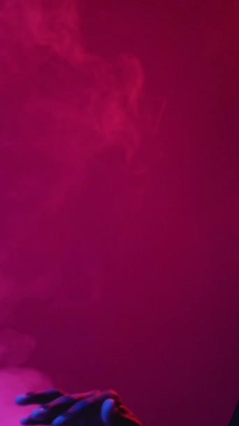 Verticale Video Miljonair Joy Rijkdom Viering Blauw Roze Neon Licht — Stockvideo