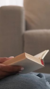 Dikey video. Kitap bilgisi. Edebiyat eğitimi. Kütüphane eğlencesi. Sınıfta kitap okuyan tanınmayan bir kadın..