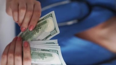 Dikey video. Doktor rüşveti. Tıbbi yozlaşma. Sağlık vergisi. Tanımlanamayan sahtekar kadın doktor para sayıyor 100 Amerikan doları nakit..