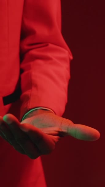 垂直录像 选择药丸 提供药物 给药剂量 霓虹灯 无法辨认的男子手张开手掌 在黑暗中显示出不同的药片胶囊 — 图库视频影像