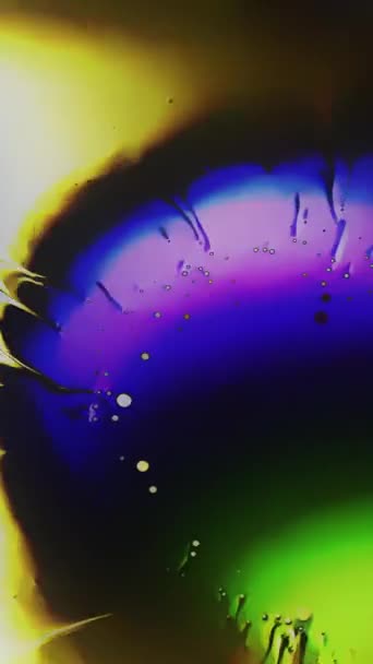 垂直录像 彩色污渍 油漆飞溅 中子液体混合滴模式荧光气泡扩散创造性抽象背景 — 图库视频影像
