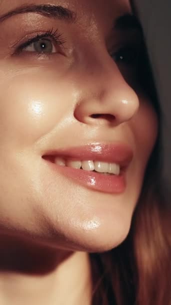 Dikey Video Güzellik Bakımı Parlak Bir Yüz Nemlendirilmiş Deri Kozmetik — Stok video