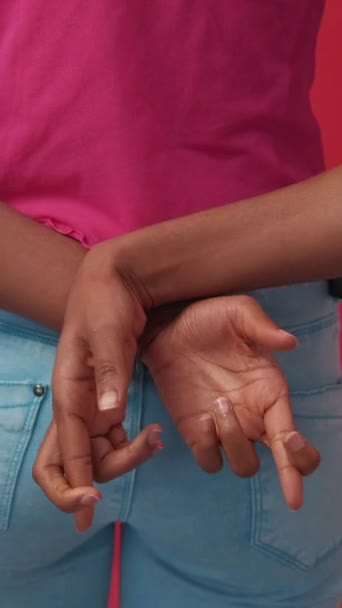 Vidéo Verticale Des Doigts Croisés Signe Menteur Fausse Promesse Femme — Video